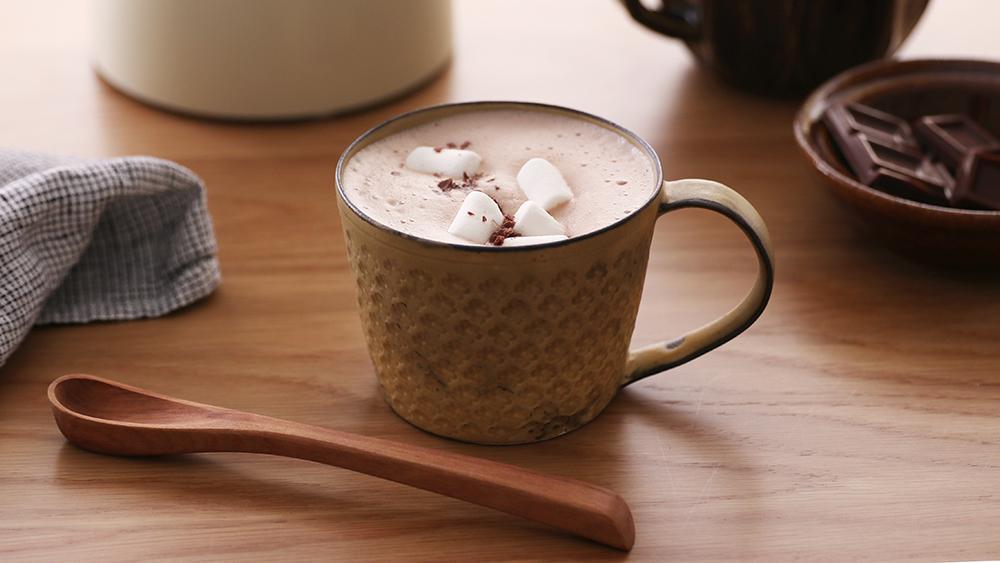 ふわふわの泡がのったホットチョコレート