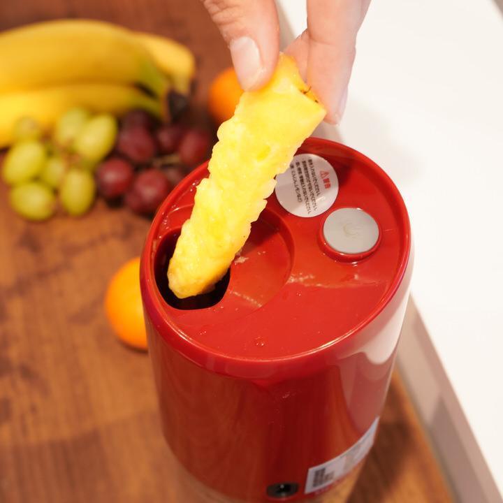 細長くカットすると、投入しやすく効率よくジュースにできます