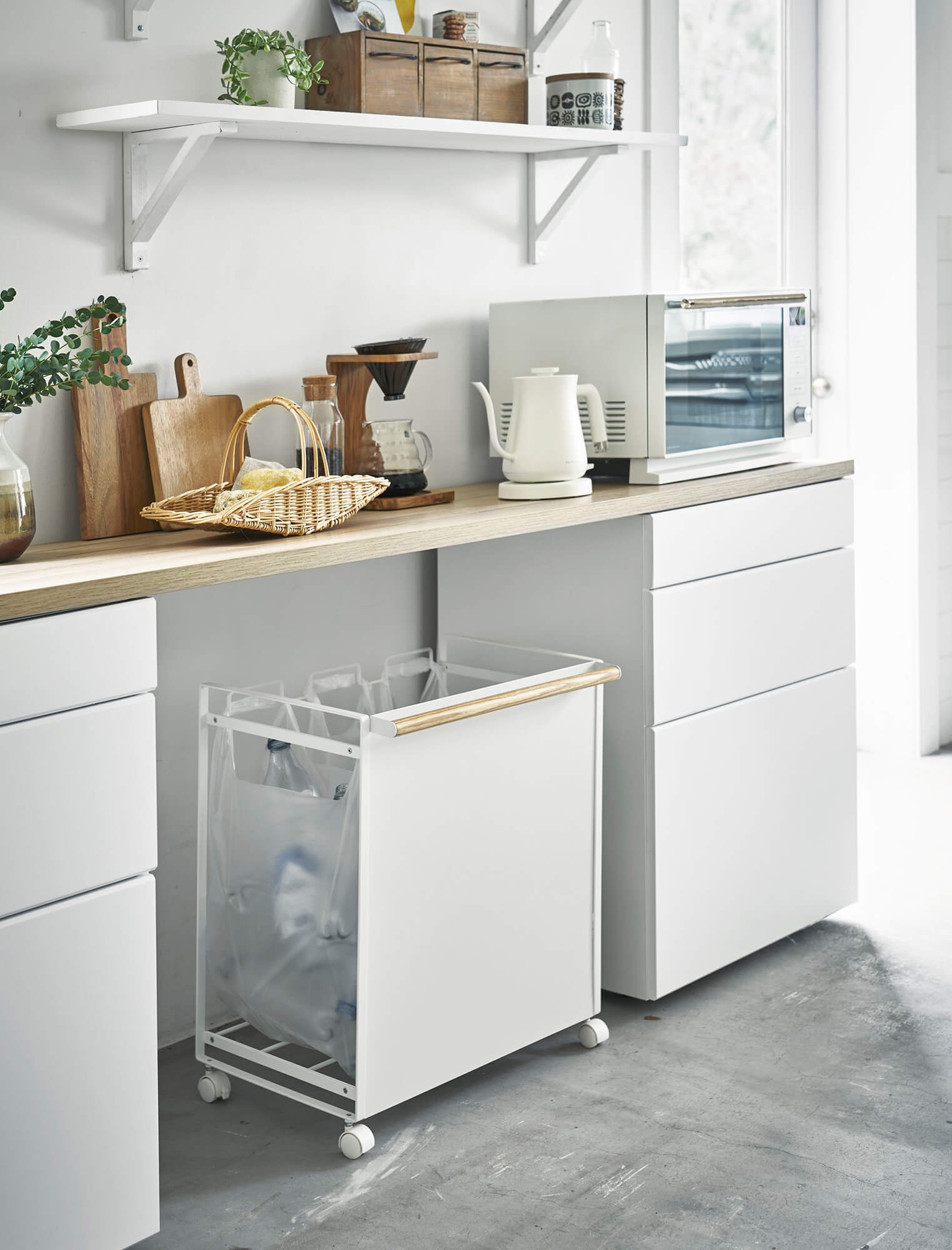 木の素材感を取り入れたゴミ箱