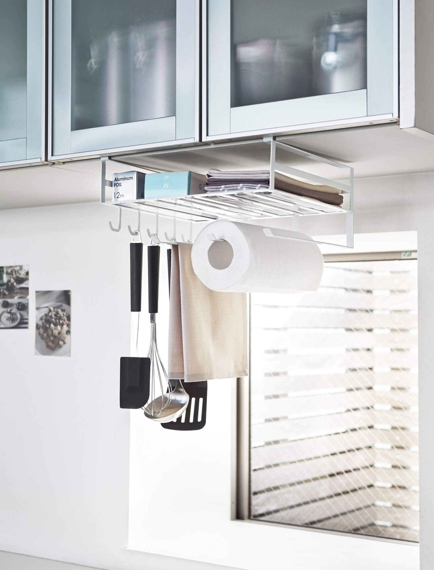 戸棚下の空間を利用した多機能ラック