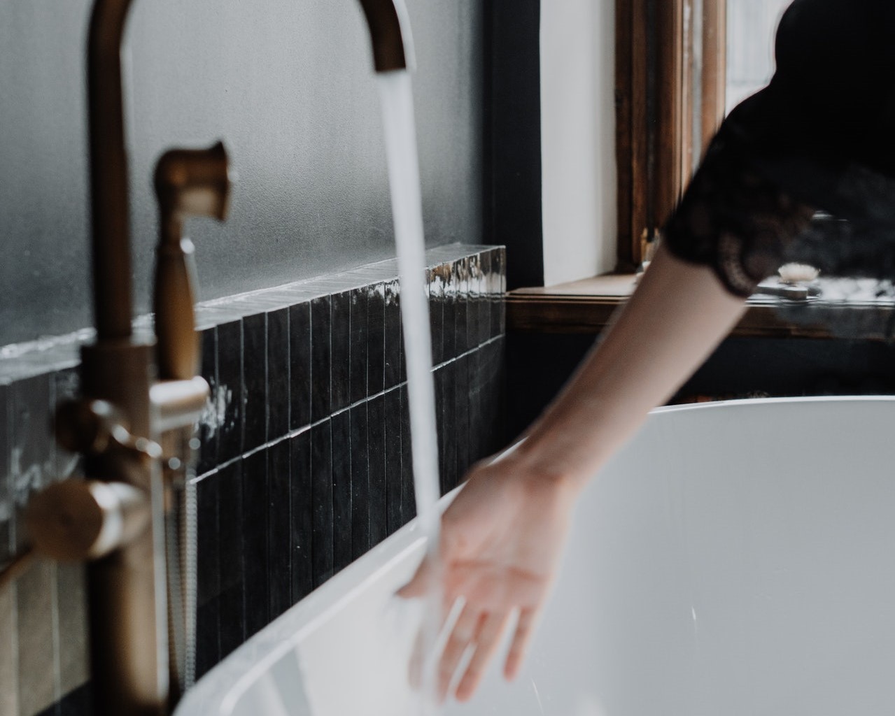 ヒートショックの予防策。シャワーを使うと効率的！短時間で室温を上げる方法をご紹介