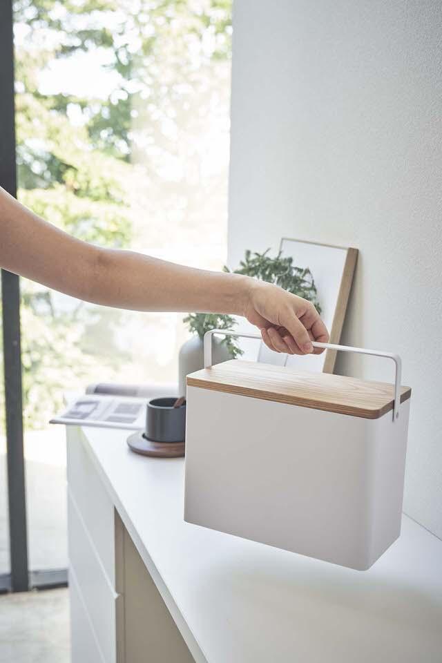 蓋には天然木を使った温かみのあるデザイン