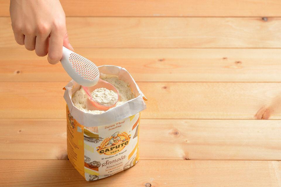 粉や調味料を簡単に振りかけられる