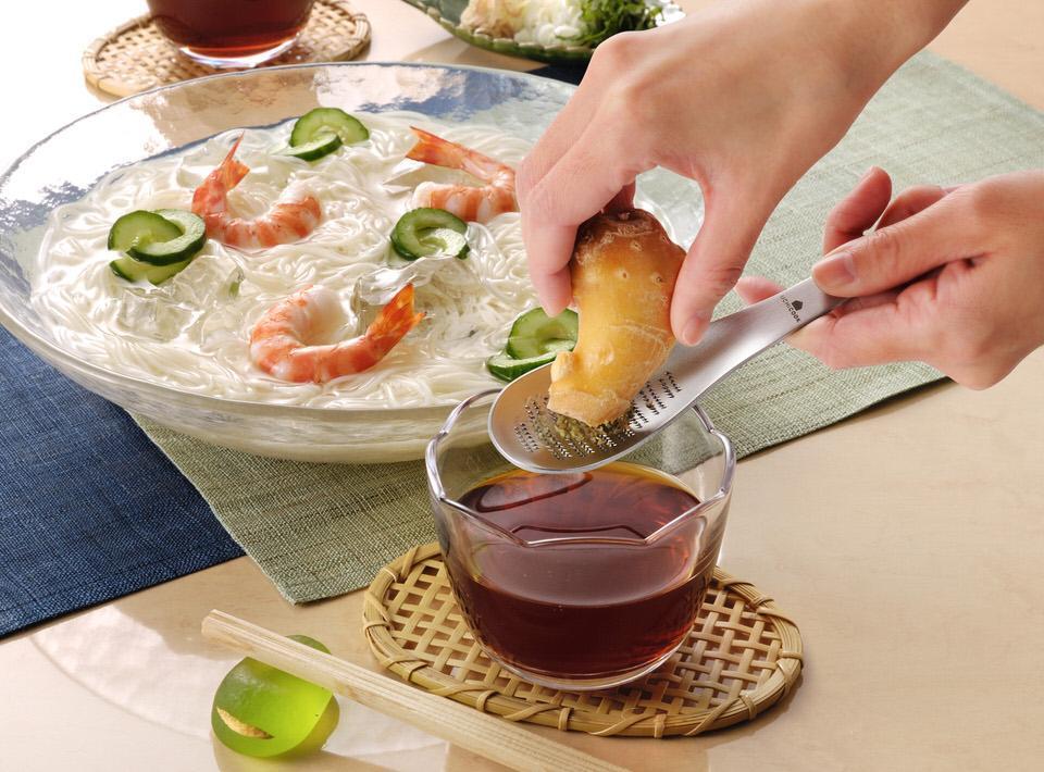 スプーンに本格的なおろし機能をプラス