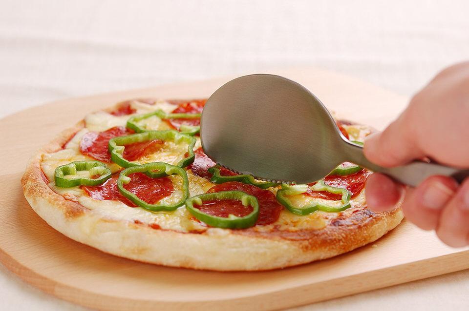 波刃がついたスプーンのようなナイフ