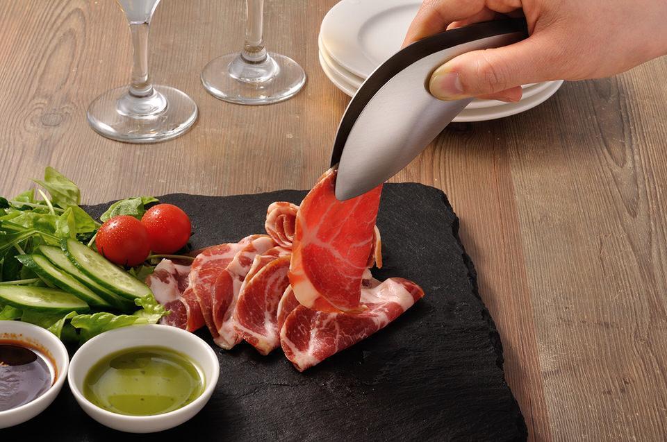 先端のつまみ部が細く尖っている