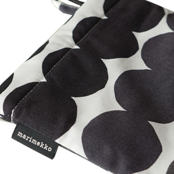 ミトンの中はポリエステル100%の詰め物がしっかりと入っている