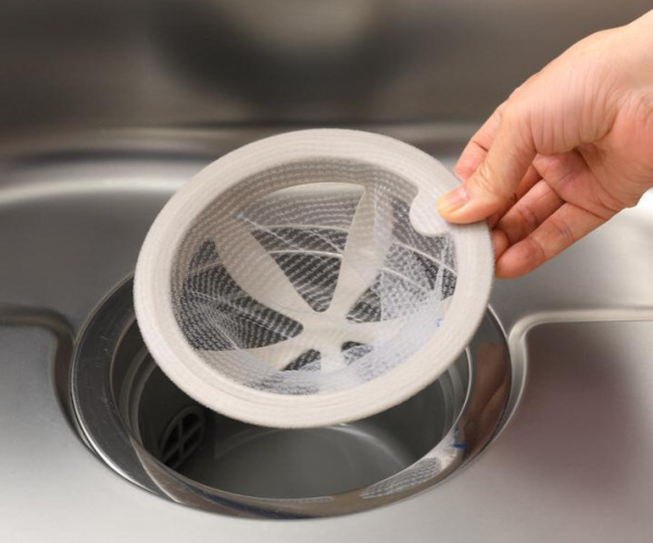 シンプル構造でお手入れ楽々。シンク掃除が楽になる排水口ネットホルダー