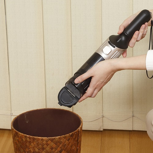 充電長持ち＆ワンタッチごみ捨てで家計にも優しい掃除機