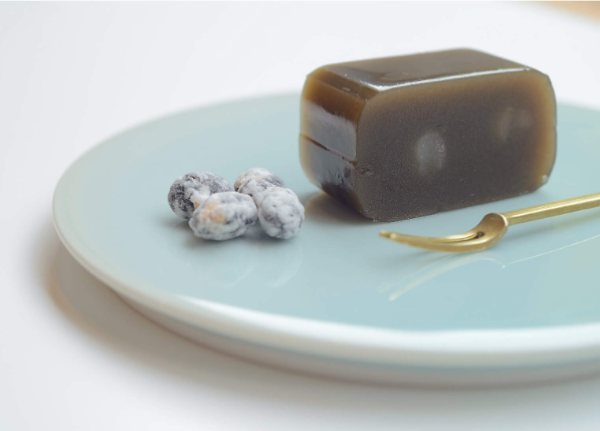 【MUSTAKIVI フィンランド在住テキスタイルデザイナープロデュース 砥部焼PLATE 丸:SEIJI】