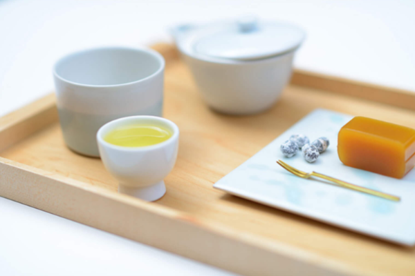 【MUSTAKIVI フィンランド在住テキスタイルデザイナープロデュース 砥部焼PLATE 角:SEIJI】