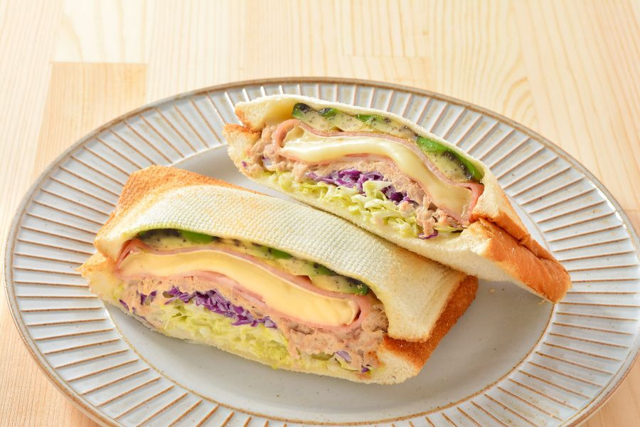 パンと好きな具を挟んで焼くだけ。簡単調理がうれしい