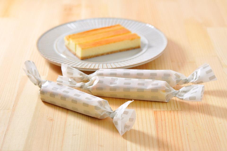 カットしたデザートをそのままシートと一緒に乗せても素敵