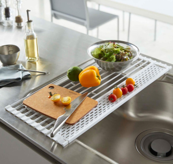 3シンクの上がすっきり片付く。tower 折り畳み水切り シリコーントレー付