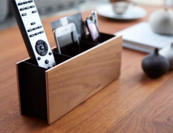 7散らかりがちな小物は一カ所に。Yamazaki(ヤマザキ)のデスク周りの整頓シリーズ