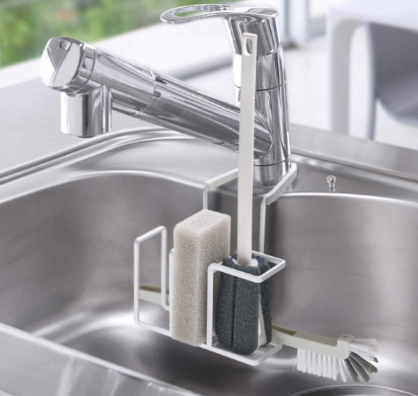 6シンク内はできるだけシンプルに。tower 蛇口にかけるスポンジ&ブラシホルダー