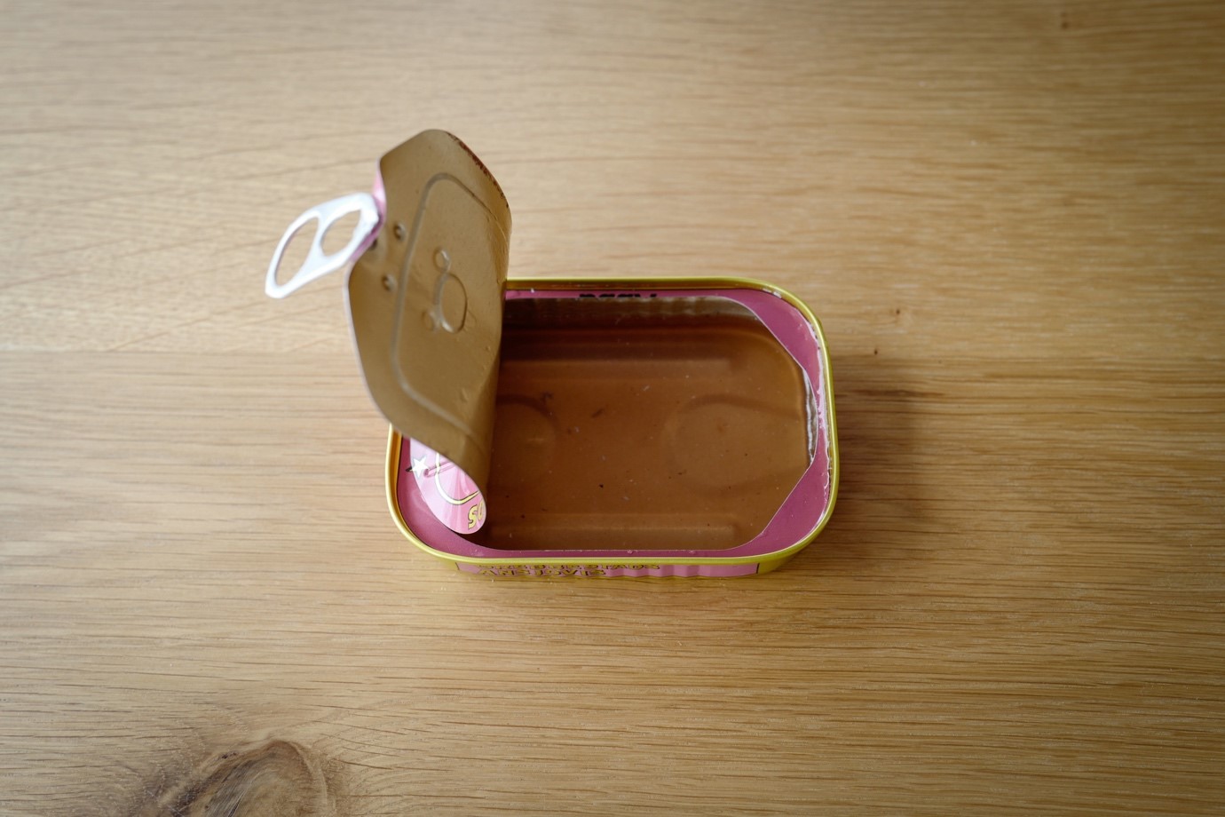 テーブルの上に置かれた靴

中程度の精度で自動的に生成された説明