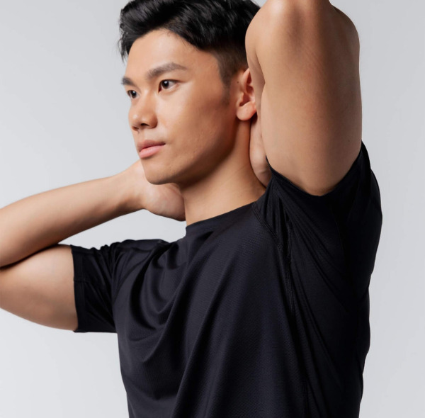 腕をあげたり曲げたりした時にもお腹周りがカバーされる特殊カット