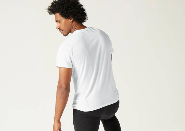 ベーシックなシルエットで、脇部分は継ぎ目のないシームレス仕様