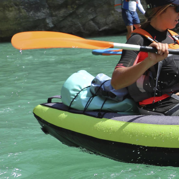 収納力抜群。防水ダッフルバッグはお出かけにも便利