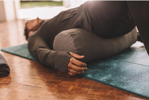 自宅で快適にヨガ。おうちエクササイズのお供にヨガマットをプラス