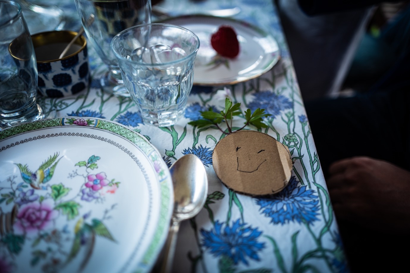 テーブルの上のケーキ

自動的に生成された説明