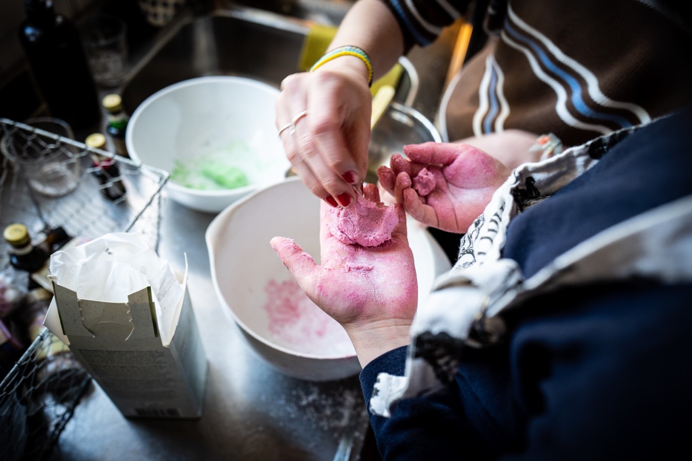 人, 屋内, 食品, テーブル が含まれている画像

自動的に生成された説明