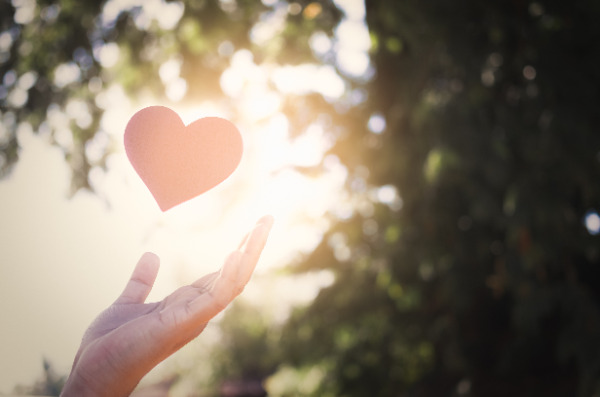 マインドフルネスは自分の呼吸に意識を集中し現在だけを見つめる