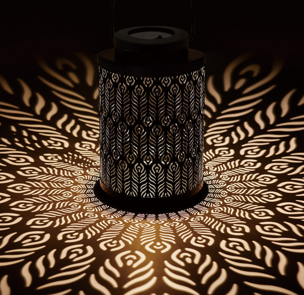 放射状の陰影が浮かびあがるLEDソーラー