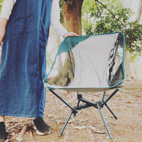 コンパクトなローチェアでくつろぎスペースを確保