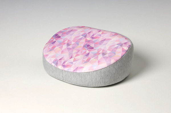 ヨガクッションでベッドの上での瞑想をサポート