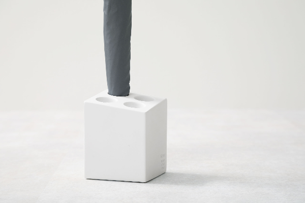 コンパクトで省スペース。小さな玄関におすすめの傘立て