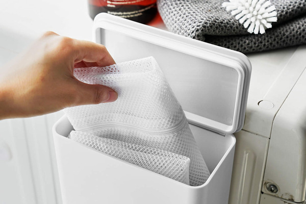 スムーズに洗剤が取り出せるマグネット付ストッカー