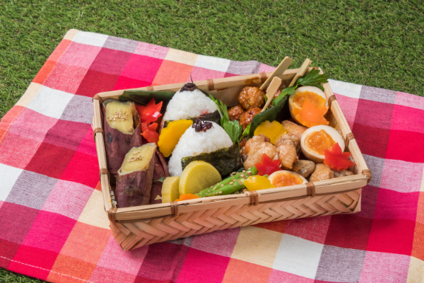 青空の下で食べるお弁当