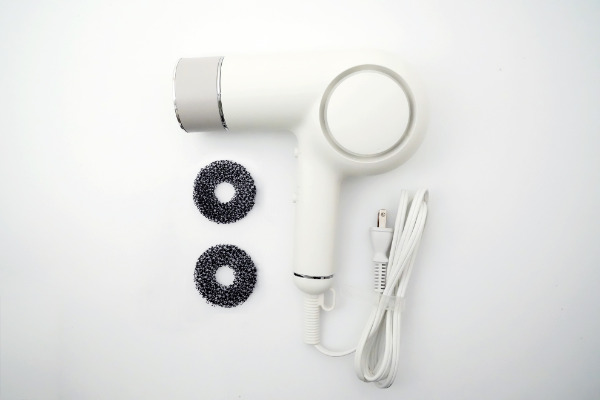 お手入れ可能なスポンジフィルター付き