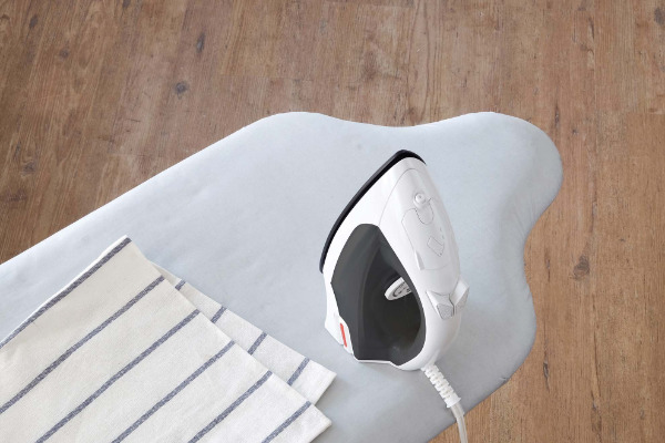 程よい重さのアイロンは、シワ伸ばしやプレスもラクラク