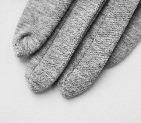 オールシーズン手肌を紫外線から守り、タッチパネルにも対応