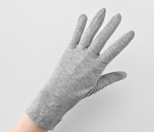 サラッとした肌触りでUVカットが叶う。ストレスフリーな手袋
