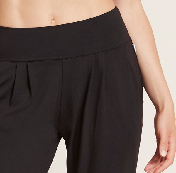 ゆったりサイズのラウンジパンツでおうち時間をのんびり過ごす