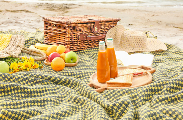 食べやすいパンやお菓子をバスケットに詰めて