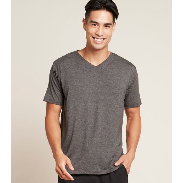 程よく艶があり上品に見えるVネックデザインは女性にもおすすめ