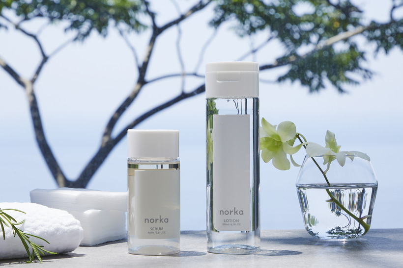 透明感のある清水をイメージしたノーブルなパッケージ