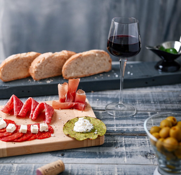 ランブルスコの赤いスパークリングはチーズや肉料理と相性抜群