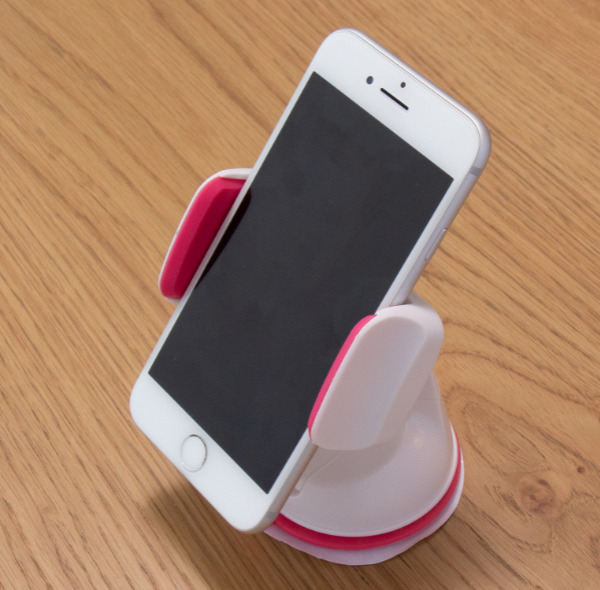 レンタカーでもOK。スマホホルダーでスマホがカーナビに