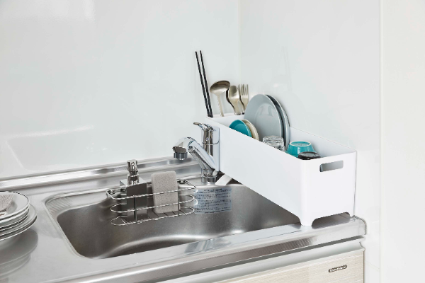 細長タイプの水切りバスケットは狭いシンクにもぴったり