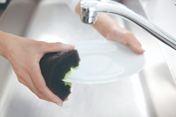 目を引くボーダーカラーの溝がポイントで、食器のフチや細部までしっかり届き、縁や装飾があるお皿やコップもスッキリと洗えます