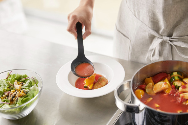 お玉にもスパチュラにもなるキッチンのマルチプレイヤー