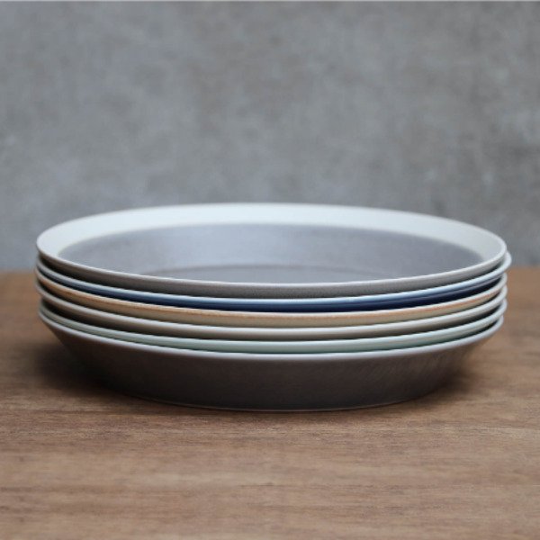 ぬくもりの感じられる落ち着いたカラーで食卓の料理がいっそう映える