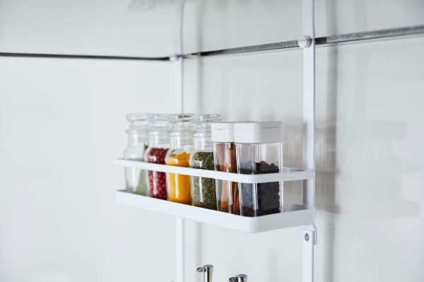 レンジフード下に収納できるから調味料がすぐ取れる