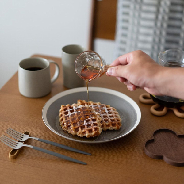 おしゃれなくすみカラーとシンプルなデザインは洋食、和食を問わずどんな料理も美しく見せてくれます